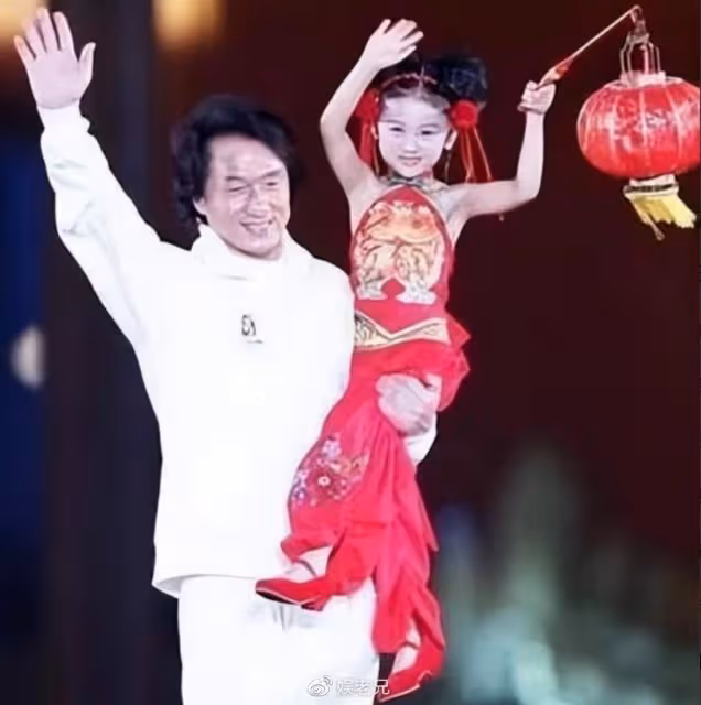 6歲被成龍抱著上春晚，14歲因長相被罵退圈，今減肥成功比明星美