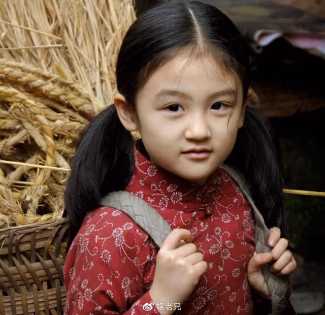 6歲被成龍抱著上春晚，14歲因長相被罵退圈，今減肥成功比明星美