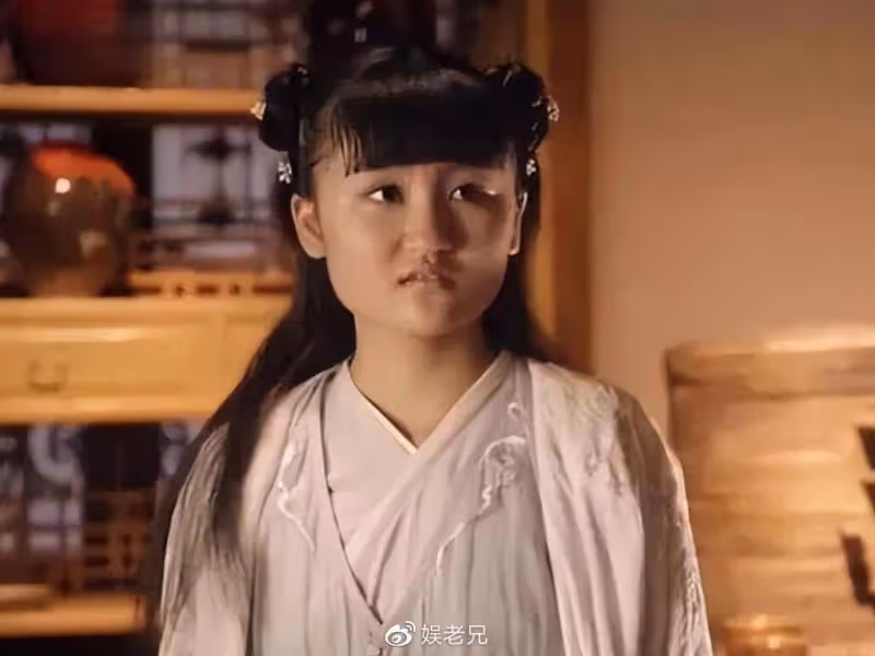 6歲被成龍抱著上春晚，14歲因長相被罵退圈，今減肥成功比明星美