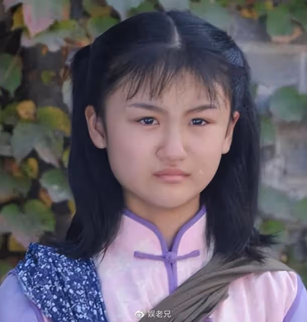 6歲被成龍抱著上春晚,14歲因長相被罵退圈,今減肥成功比明星美