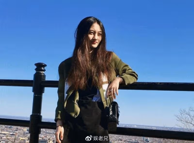 6歲被成龍抱著上春晚,14歲因長相被罵退圈,今減肥成功比明星美