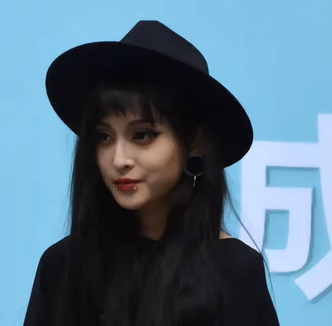 毛阿敏現身女兒成人禮,18歲解佳桐滿臉濃妝,打4個唇釘惹爭議