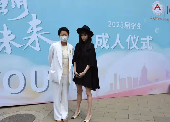 毛阿敏現身女兒成人禮，18歲解佳桐滿臉濃妝，打4個唇釘惹爭議