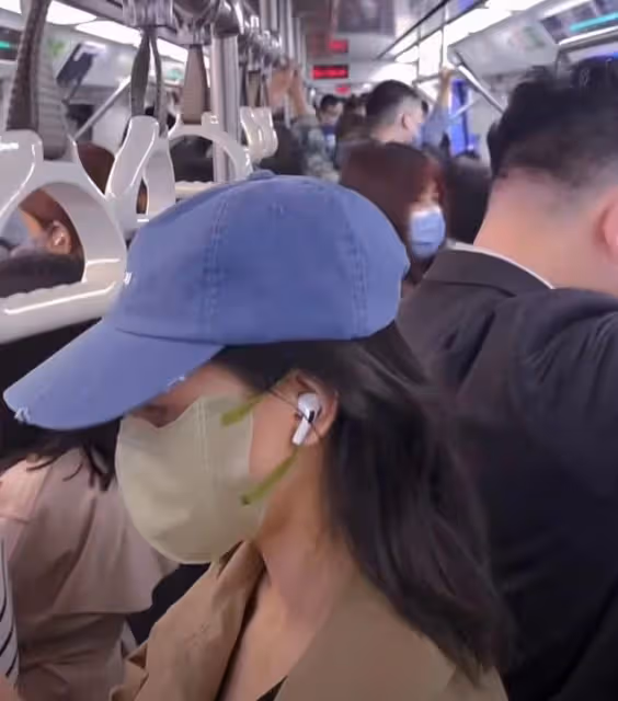 43歲高圓圓擠地鐵出行,素顏戴口罩無人認出,低頭玩手機很專注