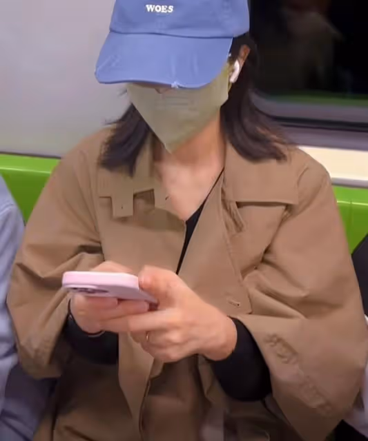 43歲高圓圓擠地鐵出行,素顏戴口罩無人認出,低頭玩手機很專注