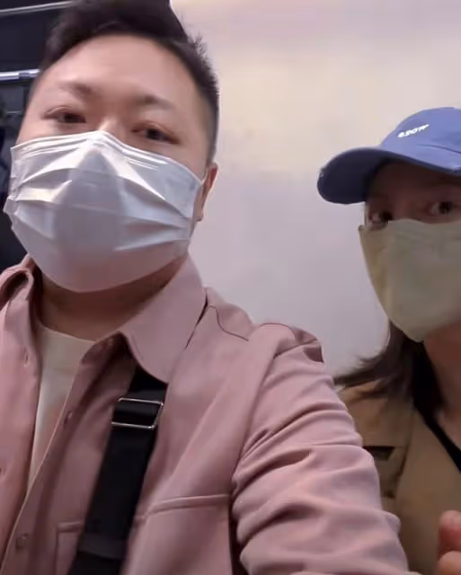 43歲高圓圓擠地鐵出行,素顏戴口罩無人認出,低頭玩手機很專注
