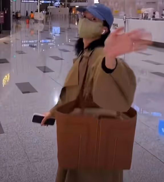 43歲高圓圓擠地鐵出行,素顏戴口罩無人認出,低頭玩手機很專注