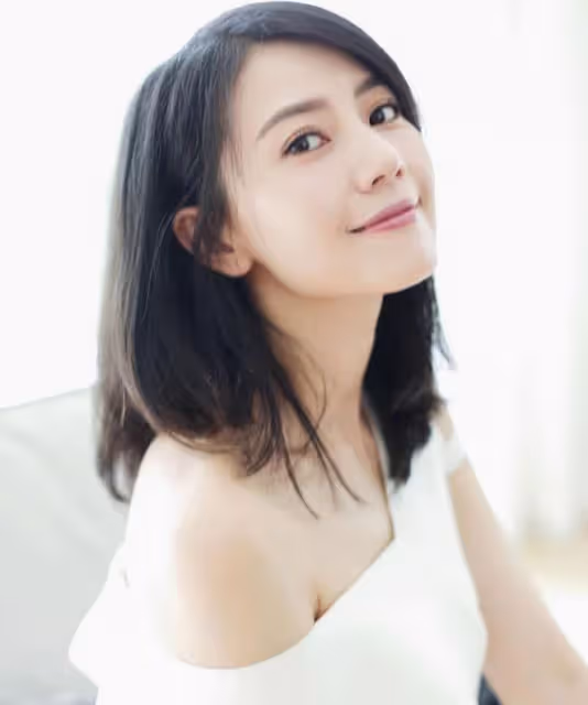 43歲高圓圓擠地鐵出行，素顏戴口罩無人認出，低頭玩手機很專注
