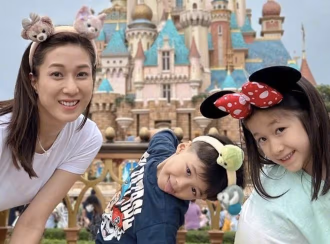 鍾嘉欣帶3個兒女打卡香港迪士尼，經常抱娃手臂粗壯，彰顯媽媽力