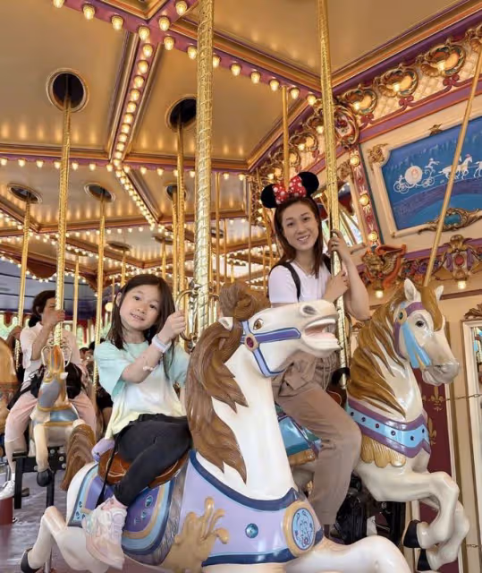 鍾嘉欣帶3個兒女打卡香港迪士尼，經常抱娃手臂粗壯，彰顯媽媽力