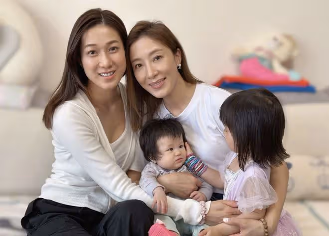 鍾嘉欣帶3個兒女打卡香港迪士尼，經常抱娃手臂粗壯，彰顯媽媽力