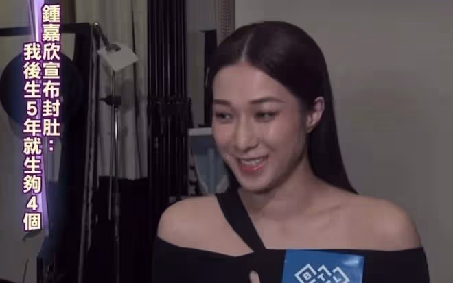 鍾嘉欣帶3個兒女打卡香港迪士尼,經常抱娃手臂粗壯,彰顯媽媽力
