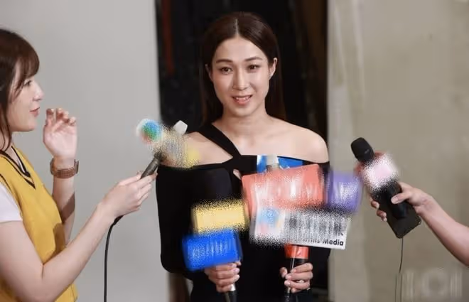 鍾嘉欣帶3個兒女打卡香港迪士尼,經常抱娃手臂粗壯,彰顯媽媽力