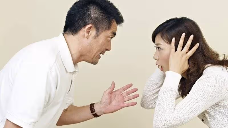 46歲的我娶了女兒的同學，新婚第1天，在浴室看見的東西讓我後悔了！