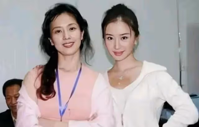劉亦菲的媽媽劉曉莉：兩婚兩離，64歲依舊單身，長得比女兒還漂亮
