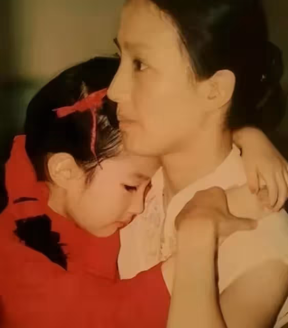 劉亦菲的媽媽劉曉莉：兩婚兩離，64歲依舊單身，長得比女兒還漂亮