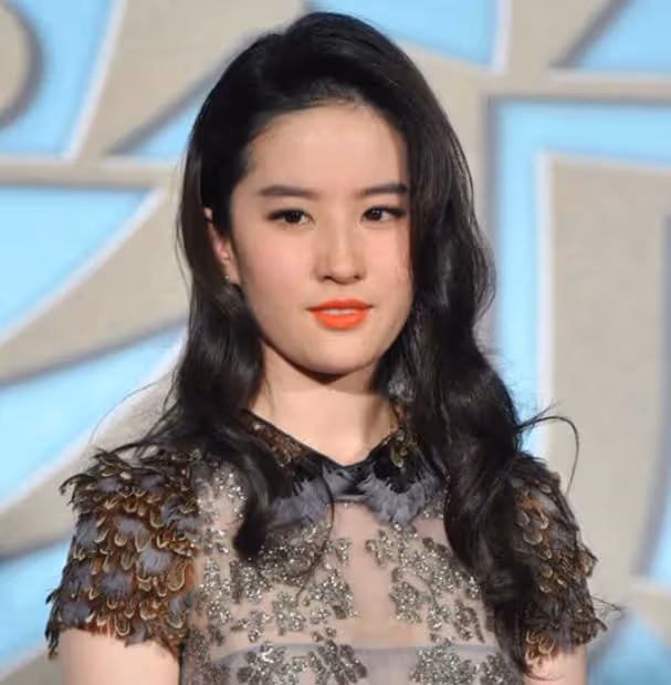 劉亦菲的媽媽劉曉莉：兩婚兩離，64歲依舊單身，長得比女兒還漂亮
