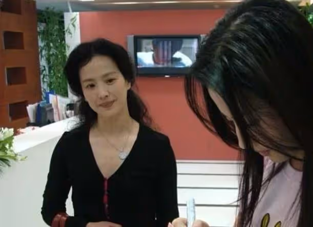 劉亦菲的媽媽劉曉莉：兩婚兩離，64歲依舊單身，長得比女兒還漂亮