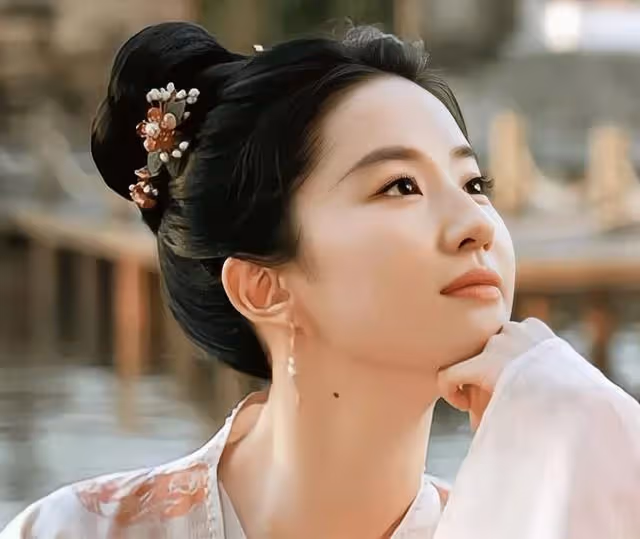 劉亦菲的媽媽劉曉莉：兩婚兩離，64歲依舊單身，長得比女兒還漂亮