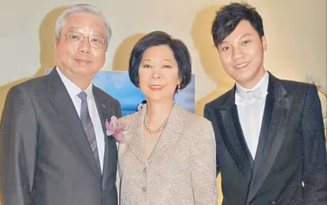 香港知名男星攜丈夫出席富商父親壽宴,資產幾十億,恐將無人繼承