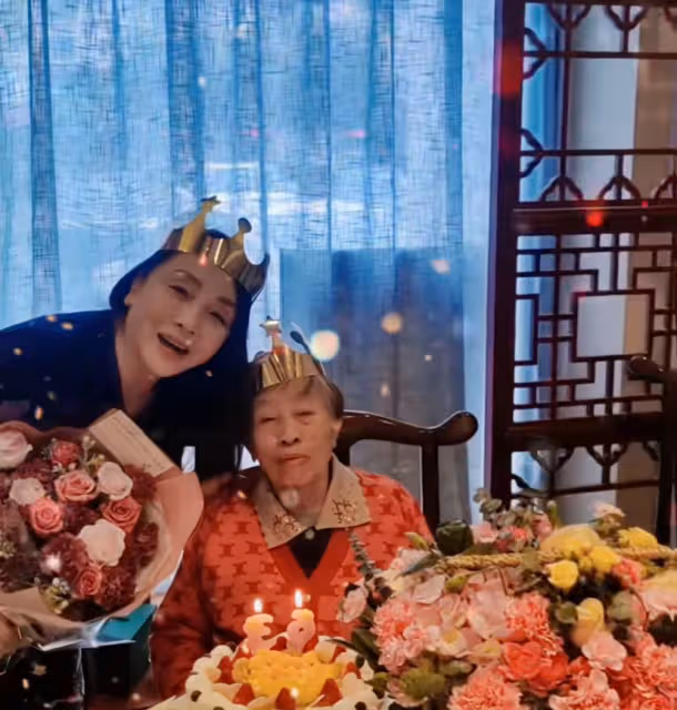 央視主持人李思思為媽媽姥姥慶生，母女拍寫真共用一張臉基因強大