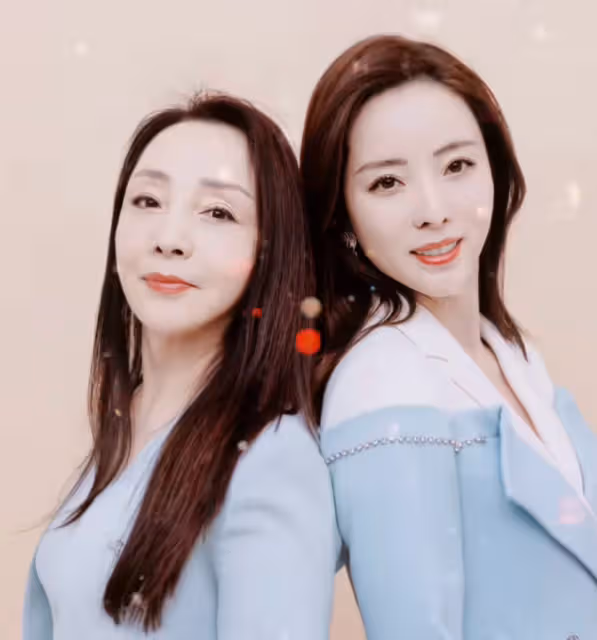 央視主持人李思思為媽媽姥姥慶生，母女拍寫真共用一張臉基因強大
