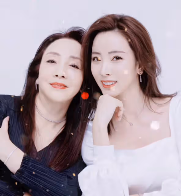 央視主持人李思思為媽媽姥姥慶生，母女拍寫真共用一張臉基因強大