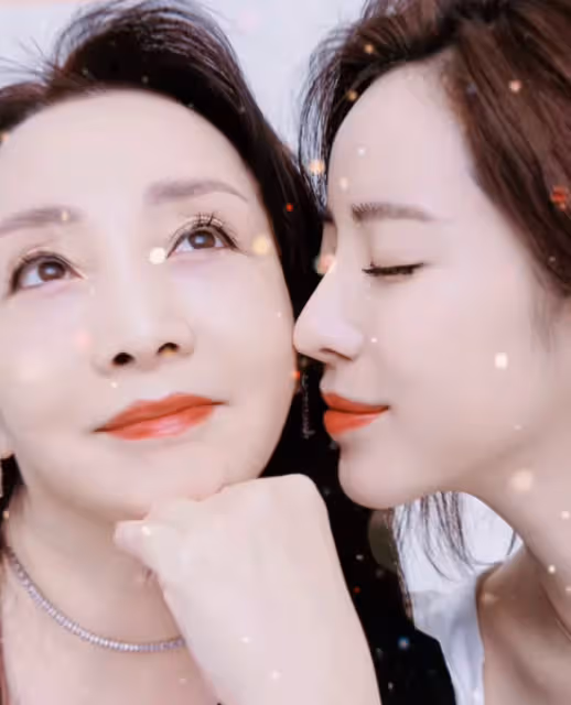 央視主持人李思思為媽媽姥姥慶生，母女拍寫真共用一張臉基因強大