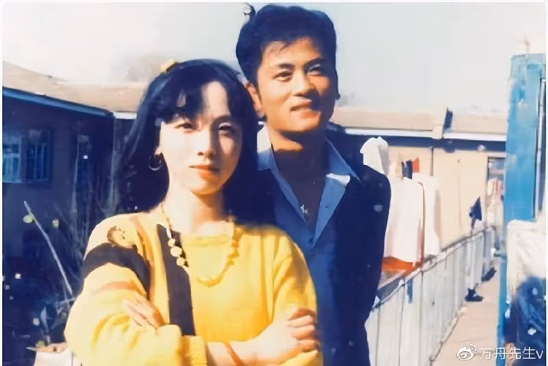 央視主持人李思思為媽媽姥姥慶生,母女拍寫真共用一張臉基因強大
