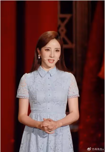 央視主持人李思思為媽媽姥姥慶生,母女拍寫真共用一張臉基因強大
