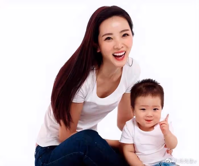 央視主持人李思思為媽媽姥姥慶生,母女拍寫真共用一張臉基因強大