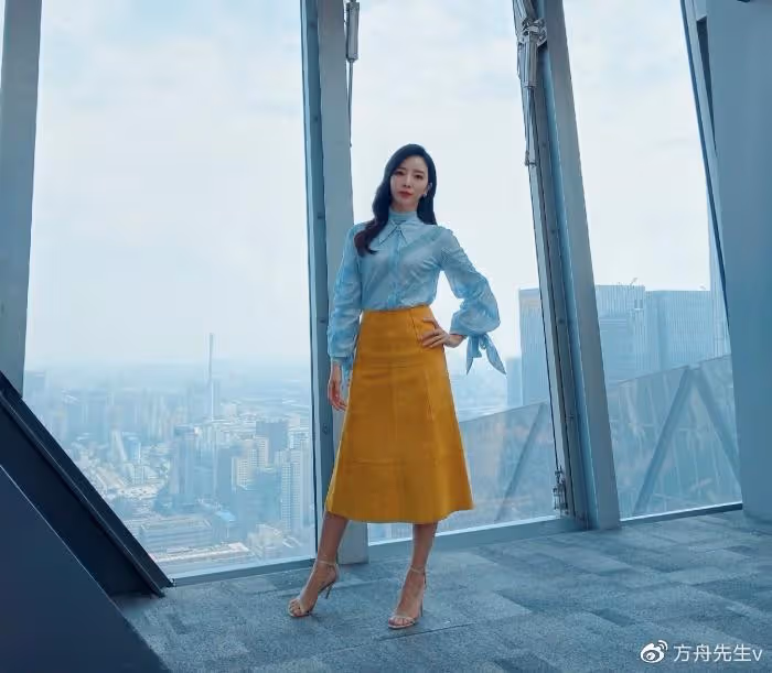 央視主持人李思思為媽媽姥姥慶生,母女拍寫真共用一張臉基因強大