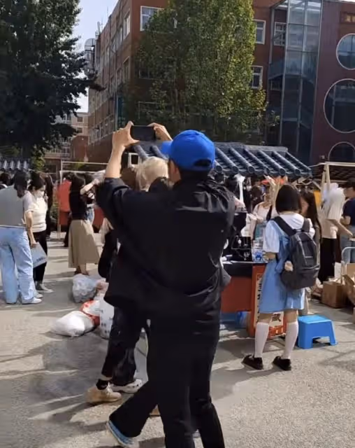尼格買提回母校中傳被偶遇,大長腿吸睛,學弟學妹爭相合影人氣高