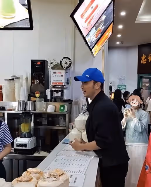 尼格買提回母校中傳被偶遇,大長腿吸睛,學弟學妹爭相合影人氣高
