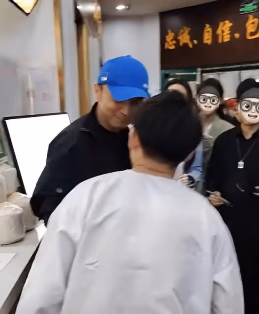 尼格買提回母校中傳被偶遇,大長腿吸睛,學弟學妹爭相合影人氣高