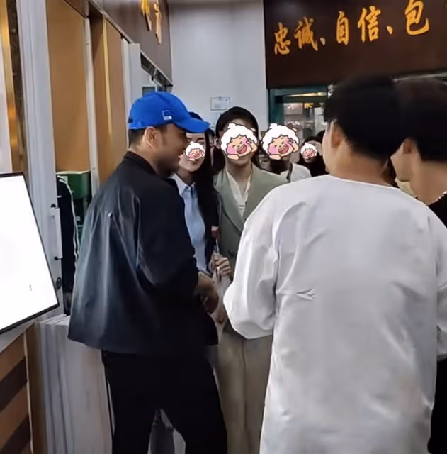 尼格買提回母校中傳被偶遇,大長腿吸睛,學弟學妹爭相合影人氣高
