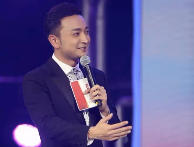 尼格買提回母校中傳被偶遇，大長腿吸睛，學弟學妹爭相合影人氣高
