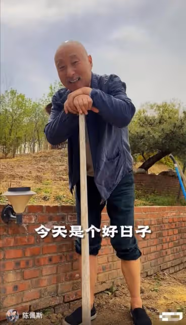 69歲陳佩斯下地干農活!鬍鬚花白賣力鋤地,住豪宅被曝承包萬畝地