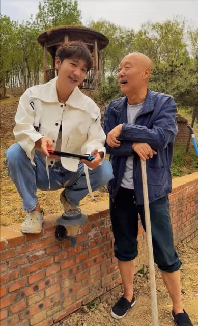 69歲陳佩斯下地干農活!鬍鬚花白賣力鋤地,住豪宅被曝承包萬畝地