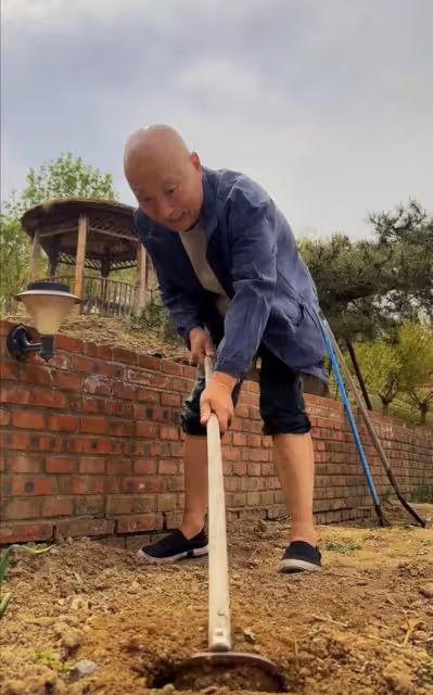 69歲陳佩斯下地干農活!鬍鬚花白賣力鋤地,住豪宅被曝承包萬畝地