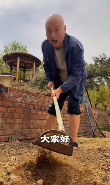 69歲陳佩斯下地干農活!鬍鬚花白賣力鋤地,住豪宅被曝承包萬畝地