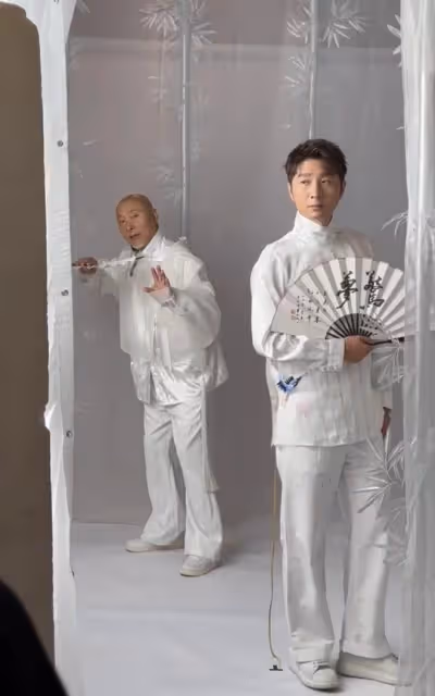 69歲陳佩斯下地干農活!鬍鬚花白賣力鋤地,住豪宅被曝承包萬畝地