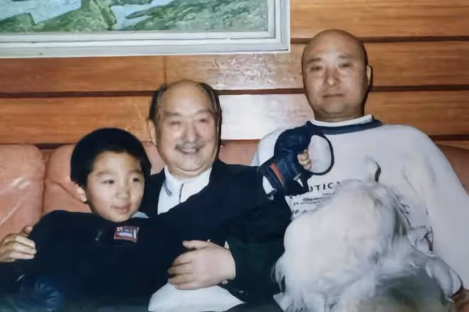 69歲陳佩斯下地干農活!鬍鬚花白賣力鋤地,住豪宅被曝承包萬畝地