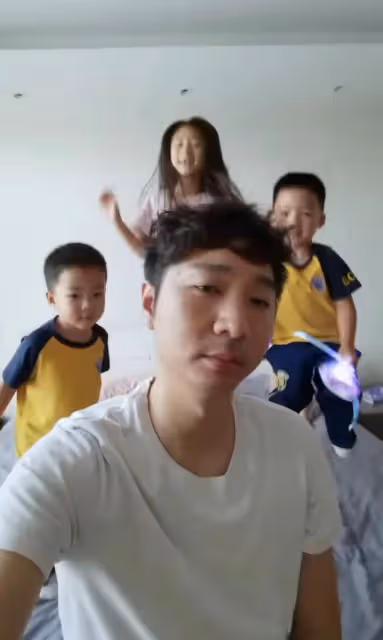 69歲陳佩斯下地干農活!鬍鬚花白賣力鋤地,住豪宅被曝承包萬畝地