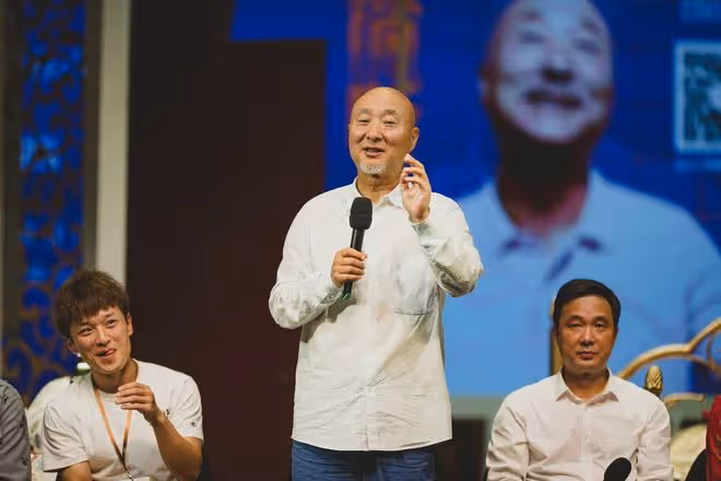 69歲陳佩斯下地干農活!鬍鬚花白賣力鋤地,住豪宅被曝承包萬畝地