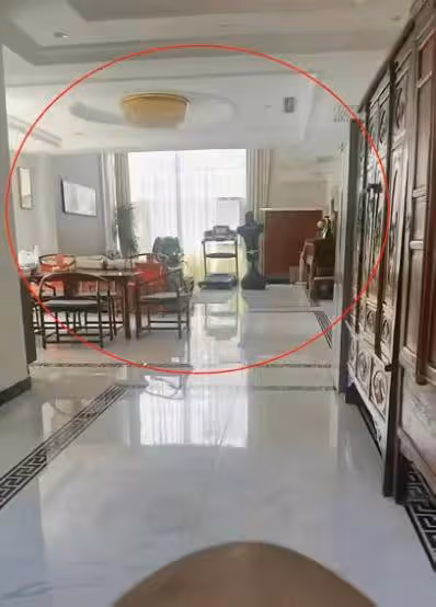 69歲陳佩斯下地干農活!鬍鬚花白賣力鋤地,住豪宅被曝承包萬畝地