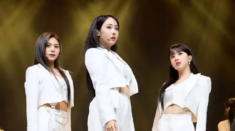 韓國女團成員美國演出，表情陰沉，苦苦掙扎，網友：表示理解！