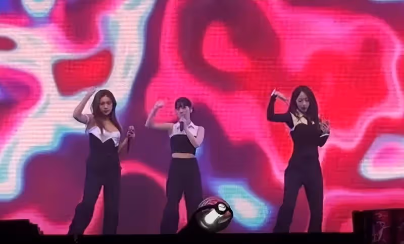 韓國女團成員美國演出,表情陰沉,苦苦掙扎,網友:表示理解!