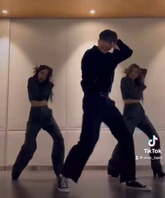 韓國女團成員美國演出,表情陰沉,苦苦掙扎,網友:表示理解!