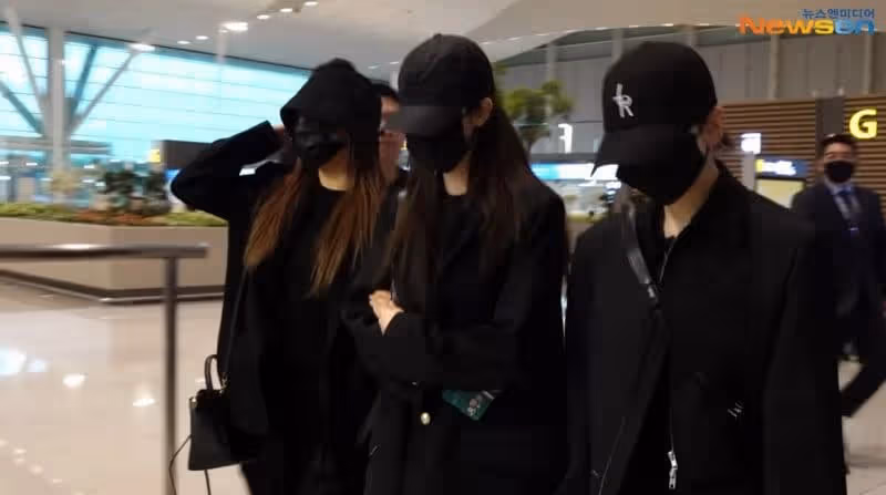 韓國女團成員美國演出，表情陰沉，苦苦掙扎，網友：表示理解！